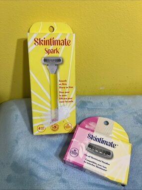 Skintimate Bundle: Razor and refill cartridges- NEW IN BOXES